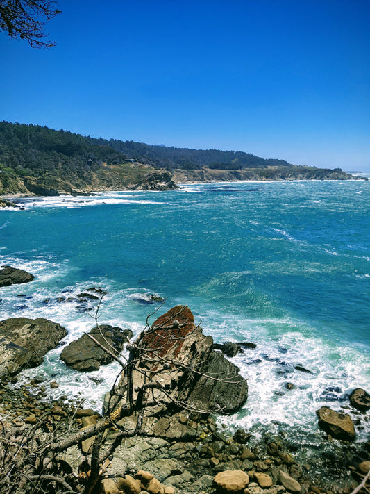 Picture of blue water cove, rocky coastline, blue sky, Cali8Fold